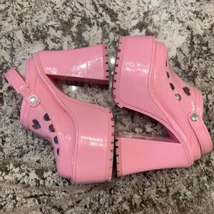 Sugar thrillz pink hearts platform clogs